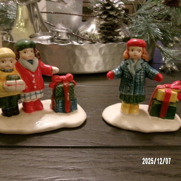 Department 56 Original Snow Village Kids With Gifts Figurines 5096- w/ box - Picture 4 of 6